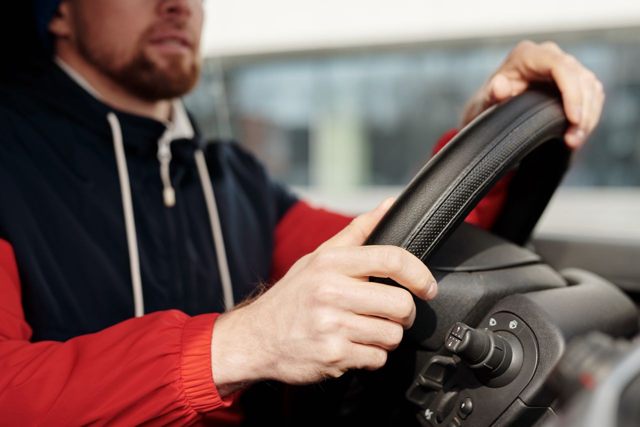 Vozač za volanom automobila