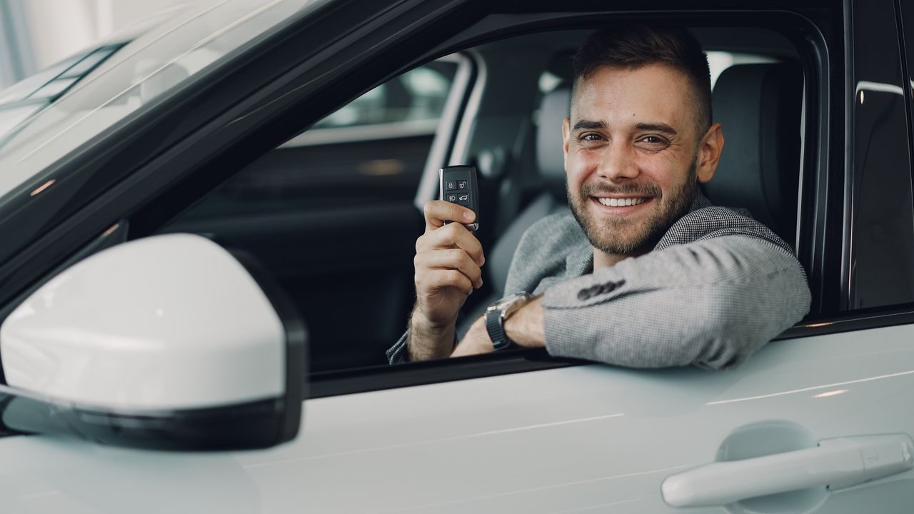 Vozač drži ključ automobila
